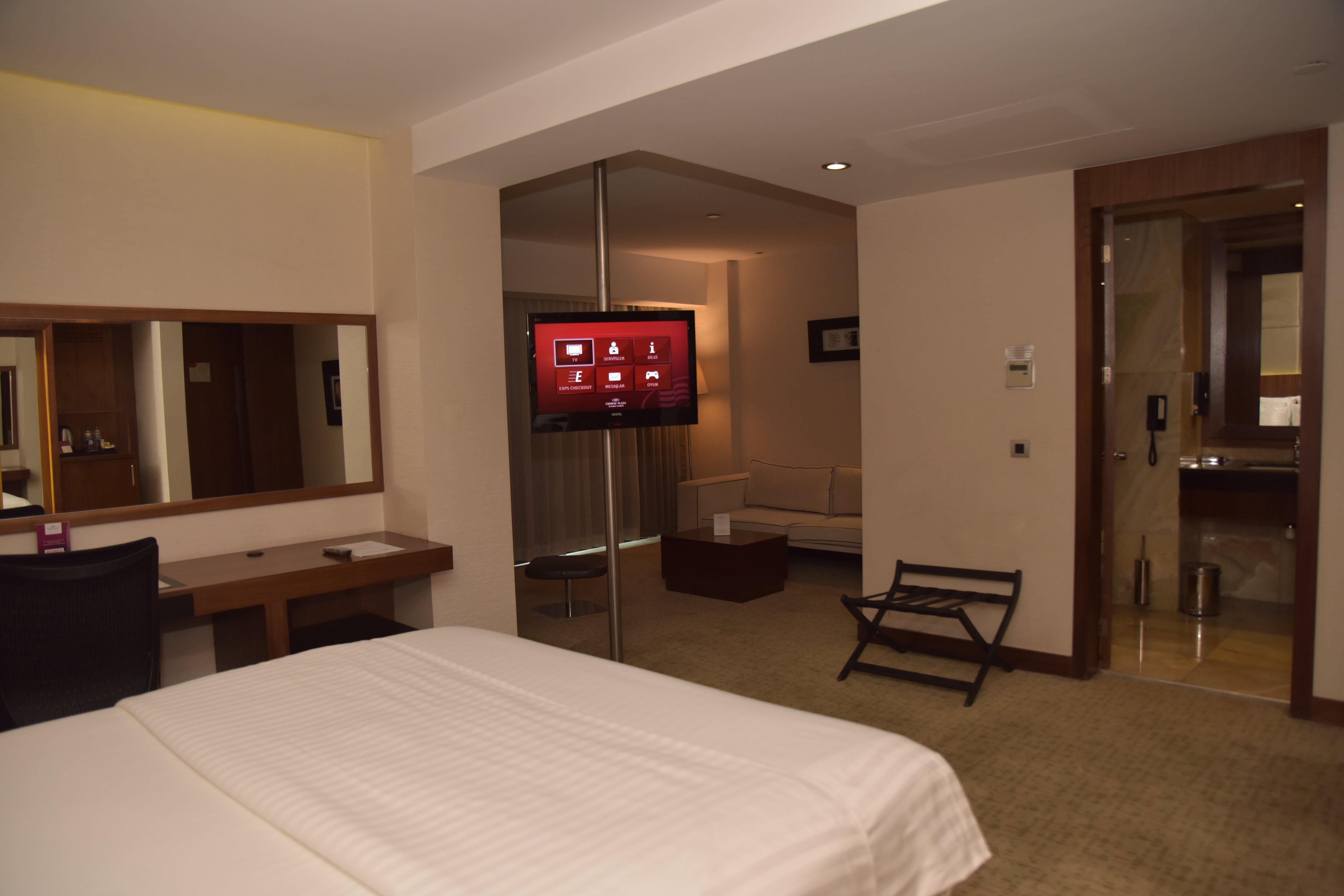 Crowne Plaza Istanbul Harbiye By Ihg Hotel Exterior photo A room at the hotel