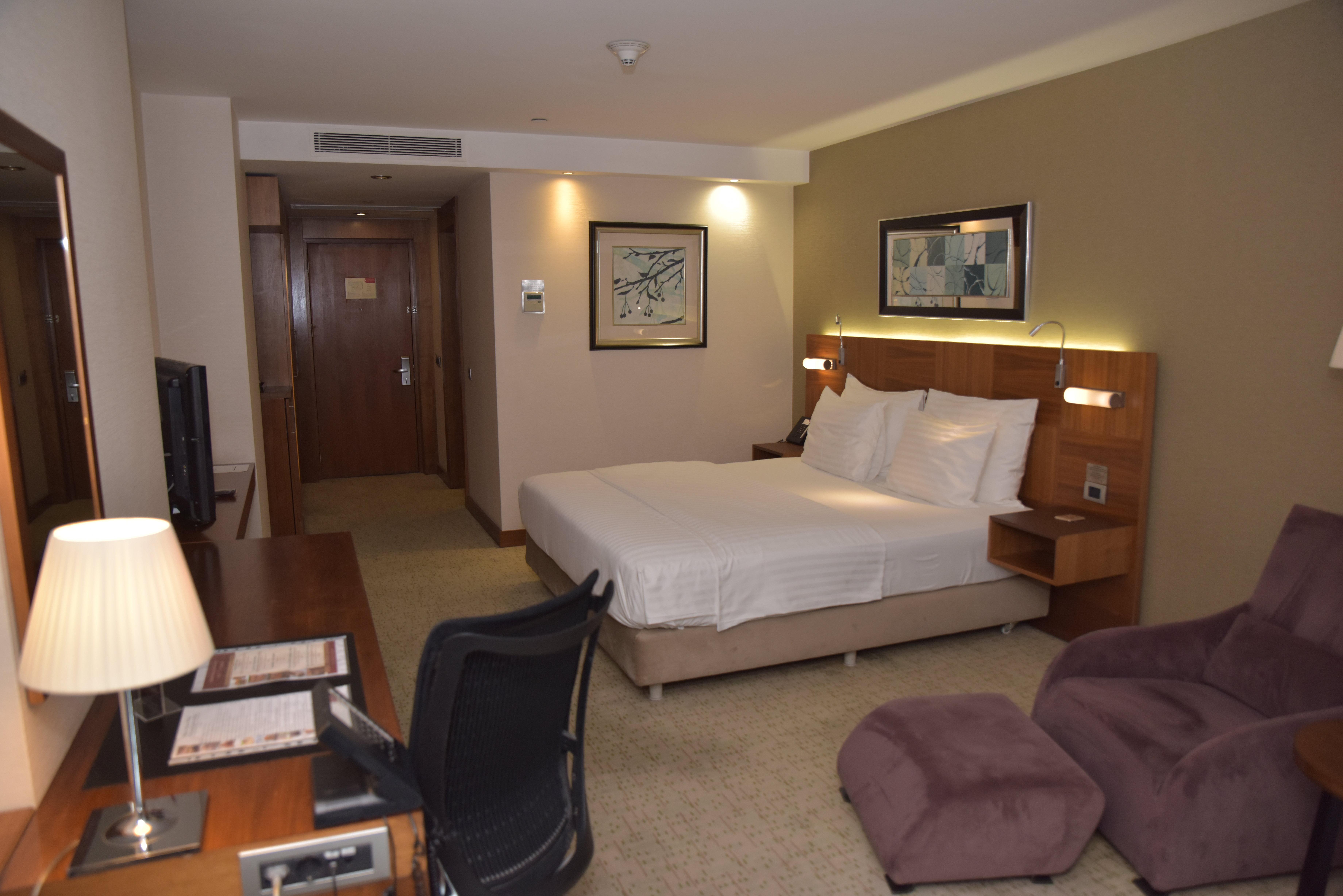 Crowne Plaza Istanbul Harbiye By Ihg Hotel Exterior photo A room at the Hilton London Heathrow