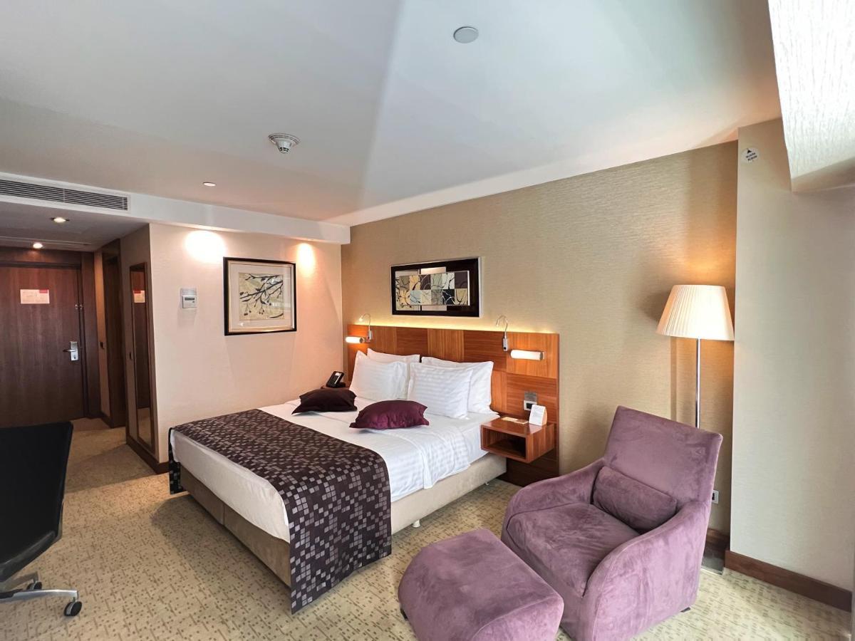 Crowne Plaza Istanbul Harbiye By Ihg Hotel Exterior photo A room at the hotel
