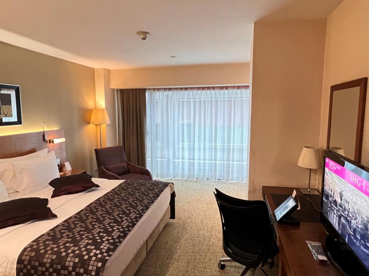 Crowne Plaza Istanbul Harbiye By Ihg Hotel Exterior photo A room at the hotel