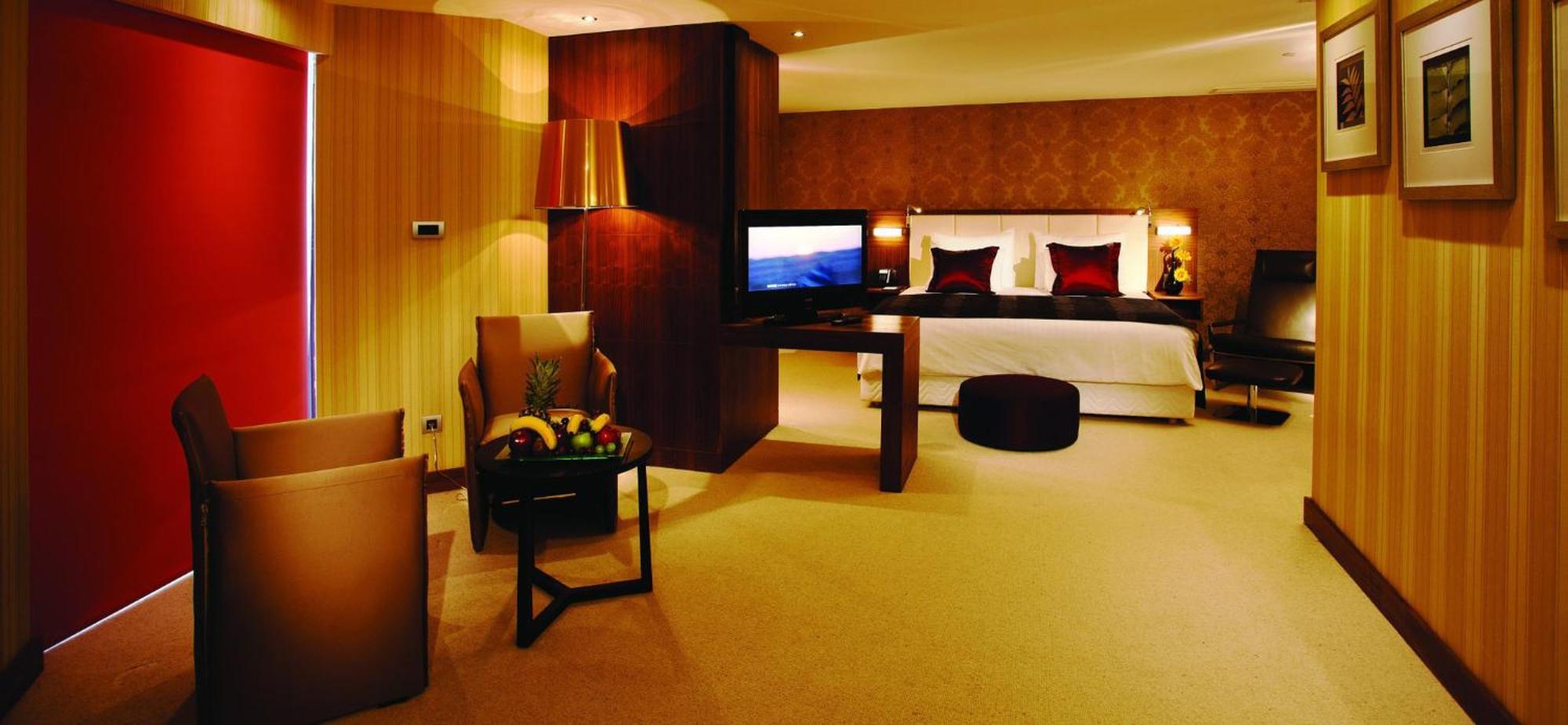 Crowne Plaza Istanbul Harbiye By Ihg Hotel Exterior photo A suite at the hotel