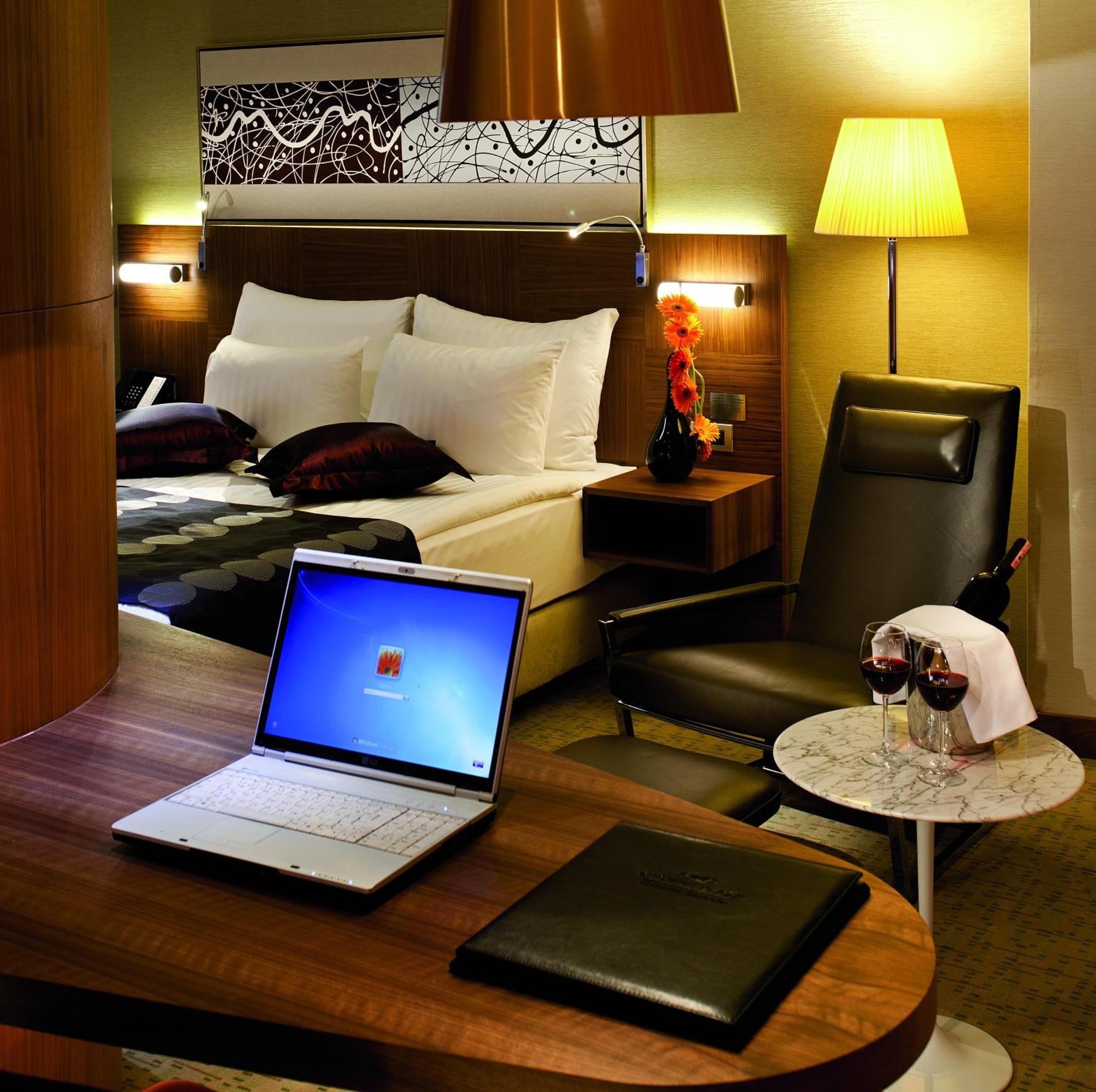 Crowne Plaza Istanbul Harbiye By Ihg Hotel Exterior photo A room at the hotel