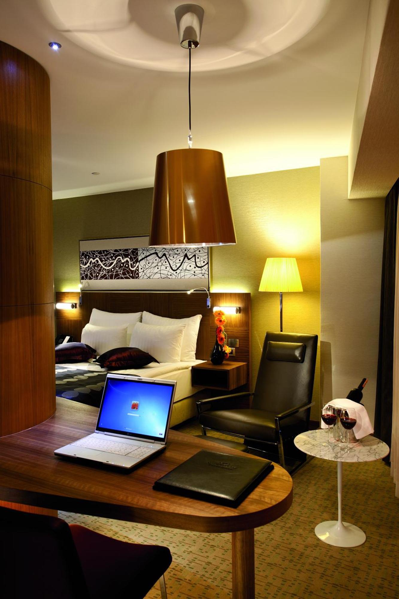 Crowne Plaza Istanbul Harbiye By Ihg Hotel Exterior photo A room at the hotel
